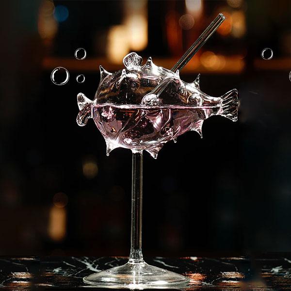 Klares Borosilikatglas Kugelfisch Cocktailglas mit passendem Glasstrohhalm, für exquisite Cocktails.