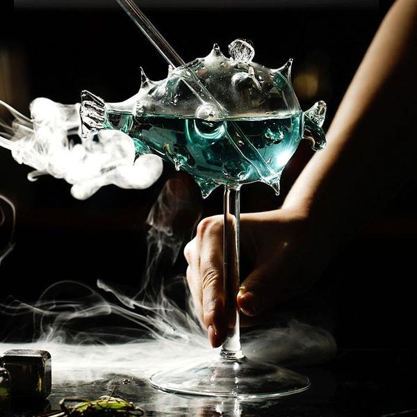 Dekoratives Kugelfisch Cocktailglas mit umweltfreundlichem Glasstrohhalm, maritimes Design für Drinks.