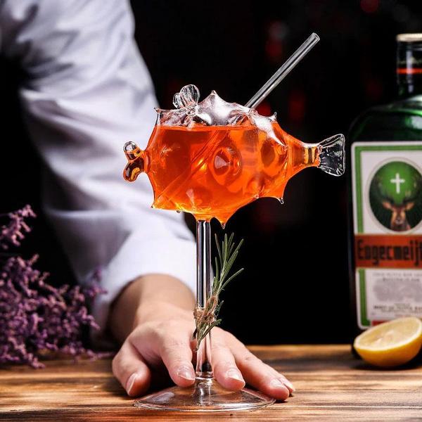 Detailreiches Kugelfisch Cocktailglas aus Borosilikatglas, mit integriertem Glasstrohhalm, für Genuss.