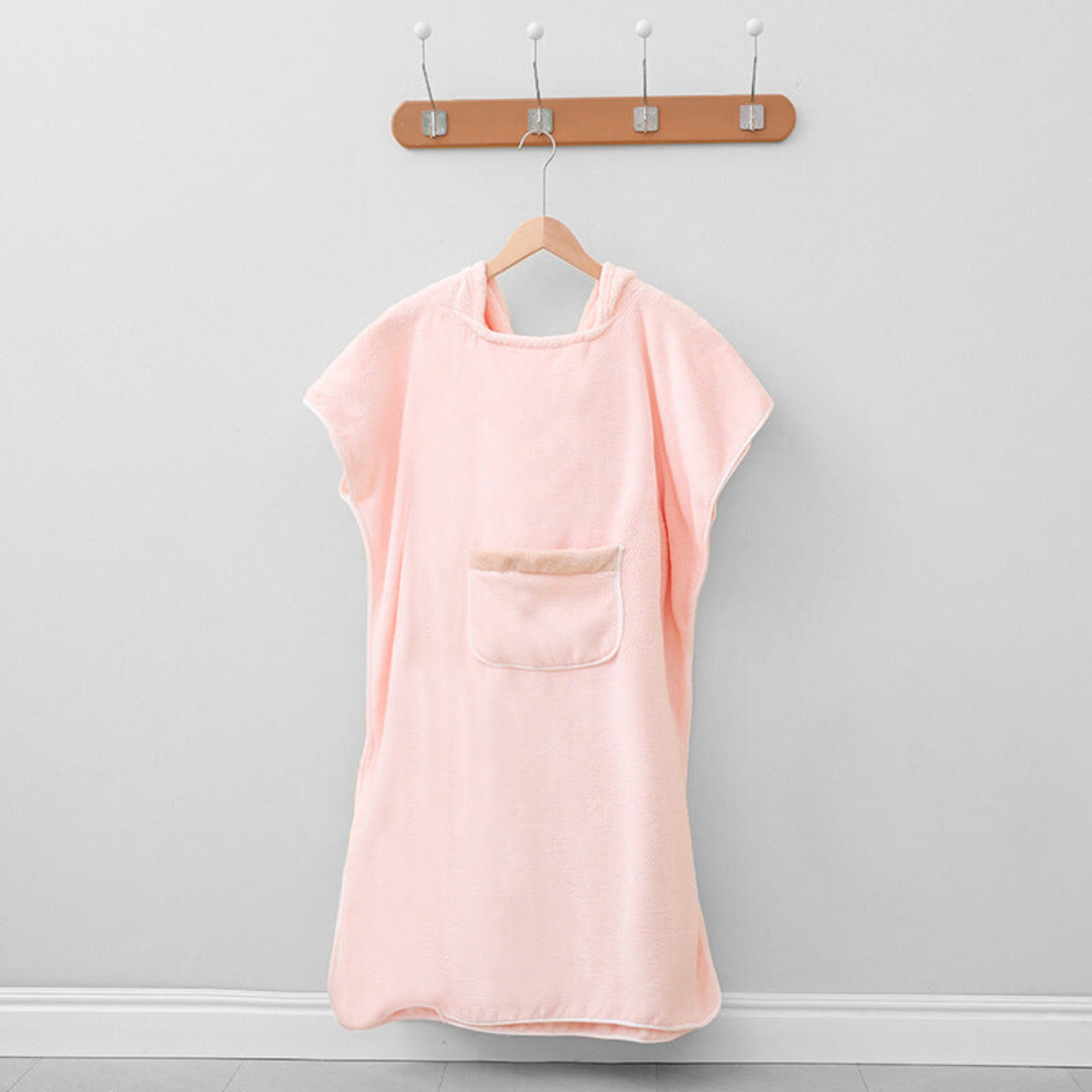 Flauschiger Unisex Bademantel mit Kapuze, ideal als Hausbekleidung nach dem Bad oder für gemütliche Wohlfühl-Momente.