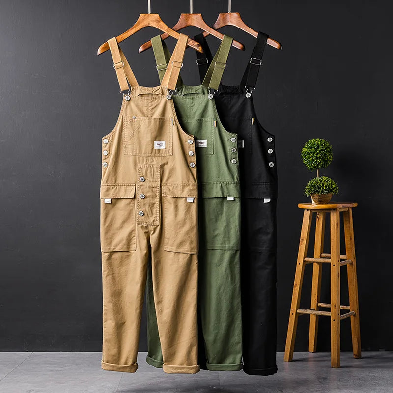Modische Unisex Latzhose in klassischer Passform, perfekt für Frühjahr & Herbstmode.