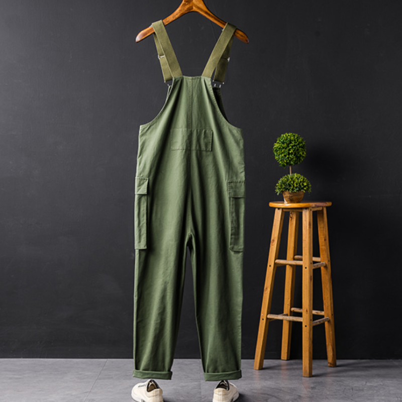 Stilvolle Unisex Latzhose, vielseitig kombinierbar für einen lässigen oder abenteuerlichen Look.