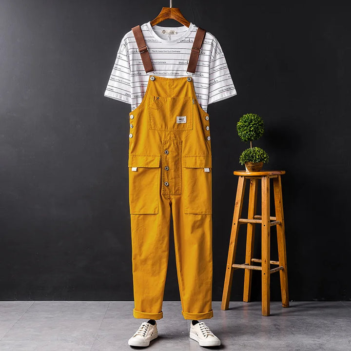 Unisex Latzhose von hinten, zeigt bequemen Schnitt und Bewegungsfreiheit für Outdoor.