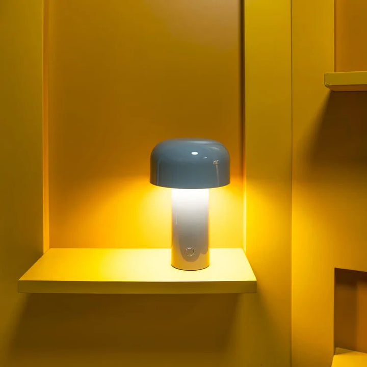 Stilvolle dimmbare LED Lampe, akkubetrieben, für entspanntes Wohnzimmer-Ambiente.