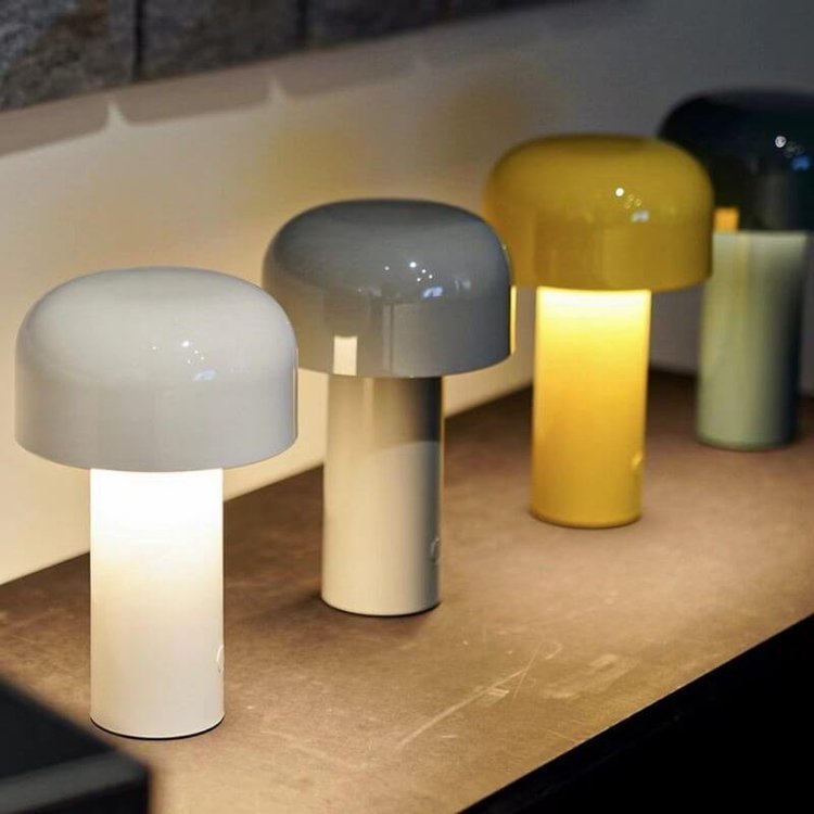 Dimmbare LED Tischlampe für Akzentbeleuchtung, kabellos, flexibel im Wohnbereich nutzbar.