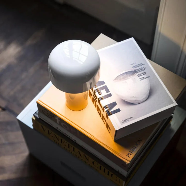 Universelle LED Tischlampe, dimmbar, kabellos, perfekt für Leseecke oder als Nachtlicht.