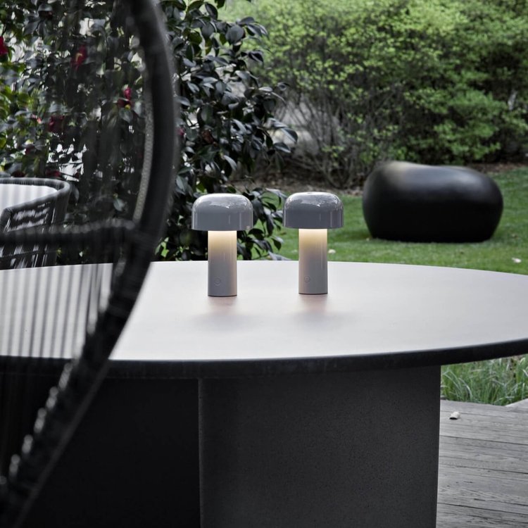 Kabellose LED Lampe mit dreifacher Lichtfarbe, ideal für stimmungsvolle Momente.