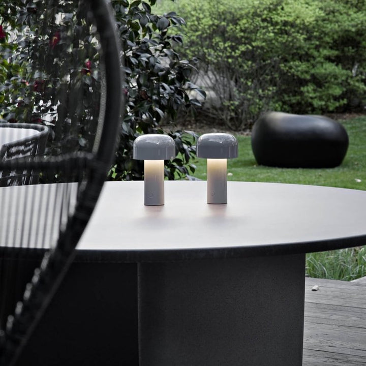Kabellose LED Lampe mit dreifacher Lichtfarbe, ideal für stimmungsvolle Momente.