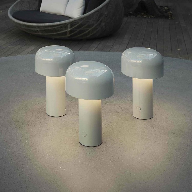 Elegante LED Tischlampe mit wechselbaren Lichtfarben, schafft stimmungsvolle Atmosphäre.