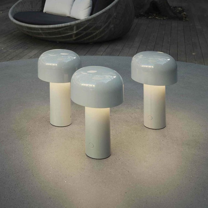 Elegante LED Tischlampe mit wechselbaren Lichtfarben, schafft stimmungsvolle Atmosphäre.