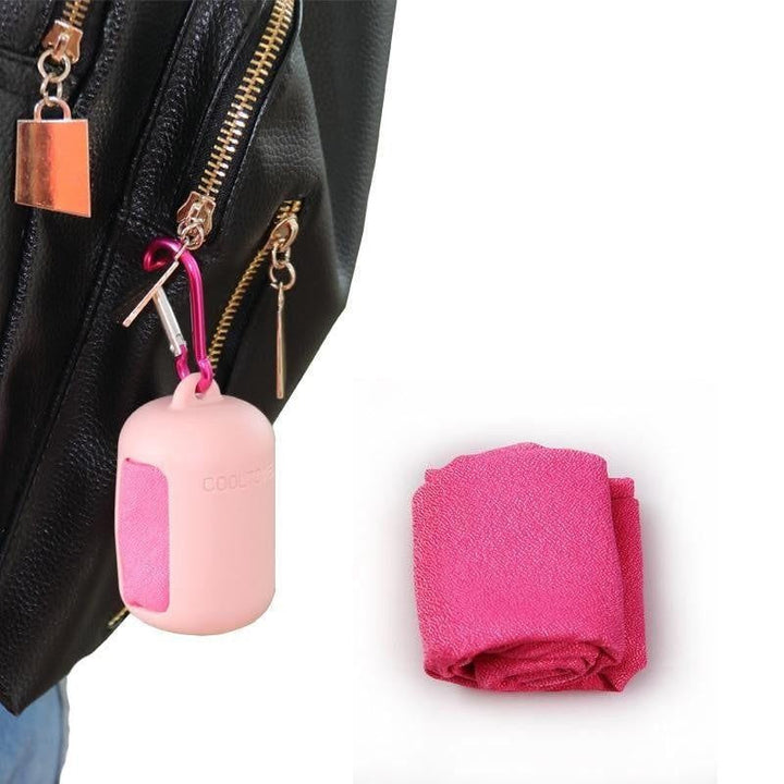 Kompaktes Reisehandtuch mit praktischem Karabiner zum Befestigen am Rucksack.