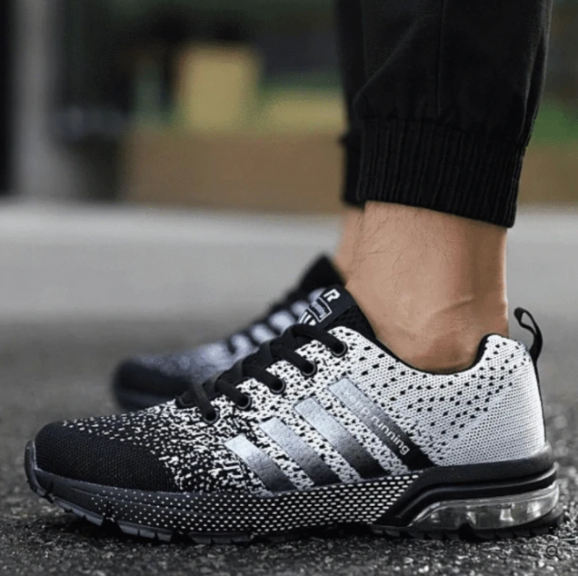 Nahaufnahme der Textur des atmungsaktiven Obermaterials der Movix Air Komfortschuhe für gesundes Fußklima.