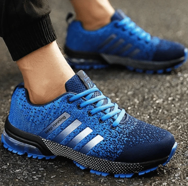 Person trägt Movix Air orthopädische Laufschuhe. Leichte & dämpfende Gesundheitsschuhe für aktive Tage.
