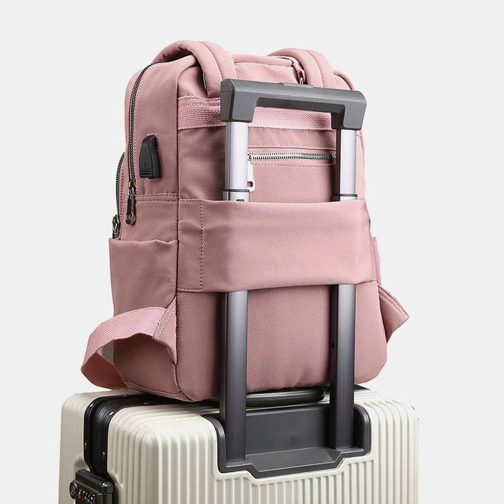Unisex Rucksack mit gepolstertem Laptopfach, wasserdicht, schützt Geräte sicher beim Transport.