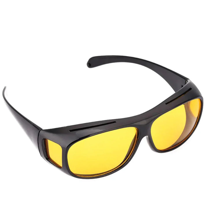 Person trägt die Antireflex-Nachtsichtbrille beim Autofahren. Verbesserter Augenschutz & klare Sicht.