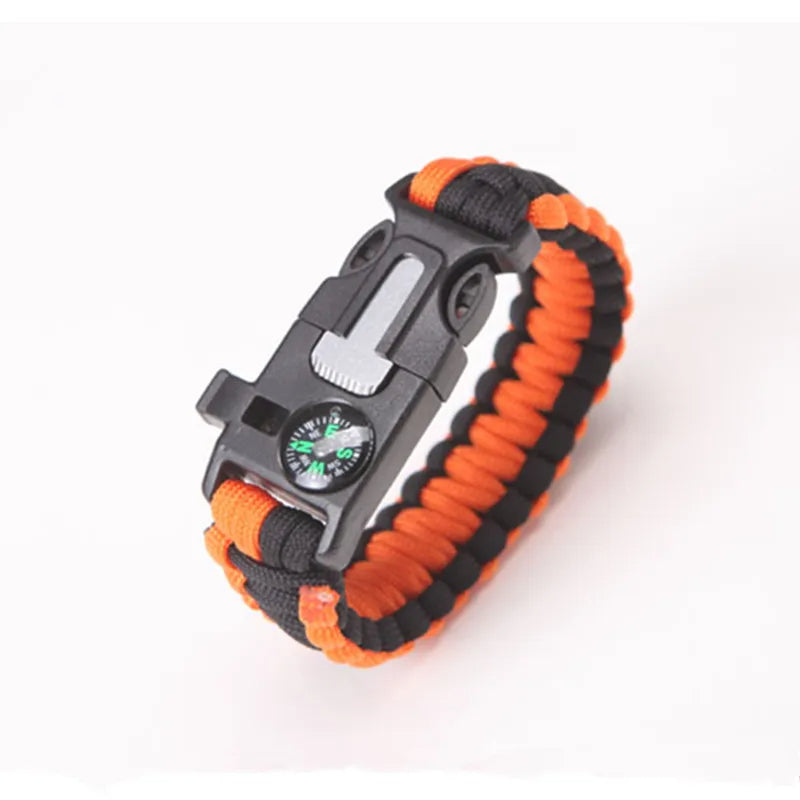 Kompaktes Multitool-Armband aus Paracord mit Kompass, Pfeife und weiteren 13 Survival-Funktionen.