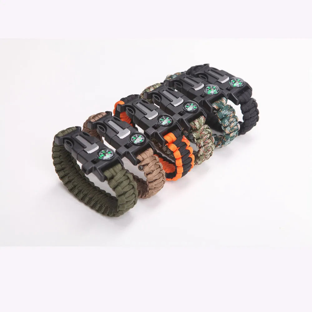 Multifunktionales Paracord-Armband mit Kompass und Pfeife, unverzichtbar für Wander- & Campingzubehör.