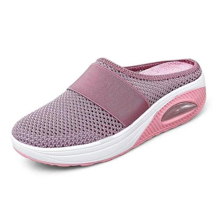 Person trägt OrthoAir Unisex-Sneaker, orthopädische Luftkissenschuhe für aktiven Alltag & Schmerzlinderung.