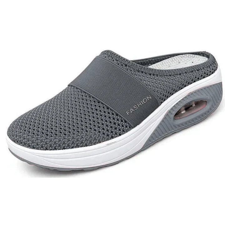 Entspannte Füße in OrthoAir Komfortschuhen, orthopädische Luftkissenschuhe für Damen & Herren.