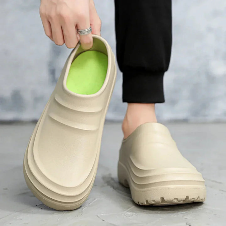 Detailaufnahme der rutschfesten Sohle von Unisex Orthopädie Clogs für sicheren Halt.