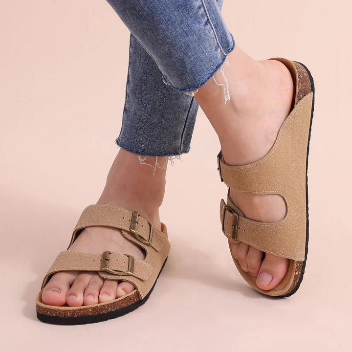 Nahaufnahme des orthopädischen Kork-Fußbetts der Unisex-Sandalen, für maximalen Komfort und Fussgesundheit.