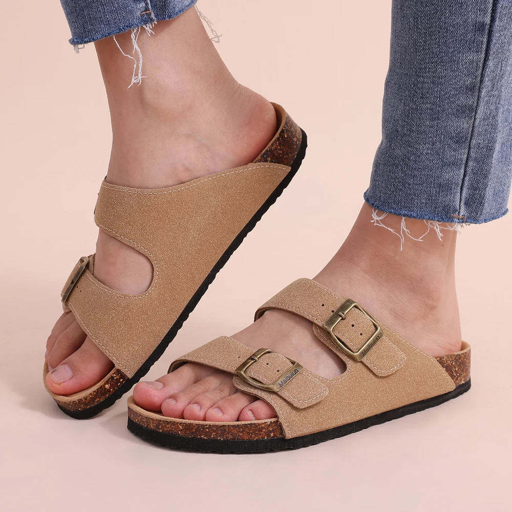 Unisex-Sandalen mit Kork-Fußbett am Fuß, bequeme Alltagsschuhe für Damen und Herren im Sommer.