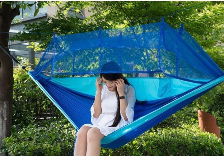 Entspannung pur: Doppelhängematte mit Moskitonetz für Garten und Outdoor.