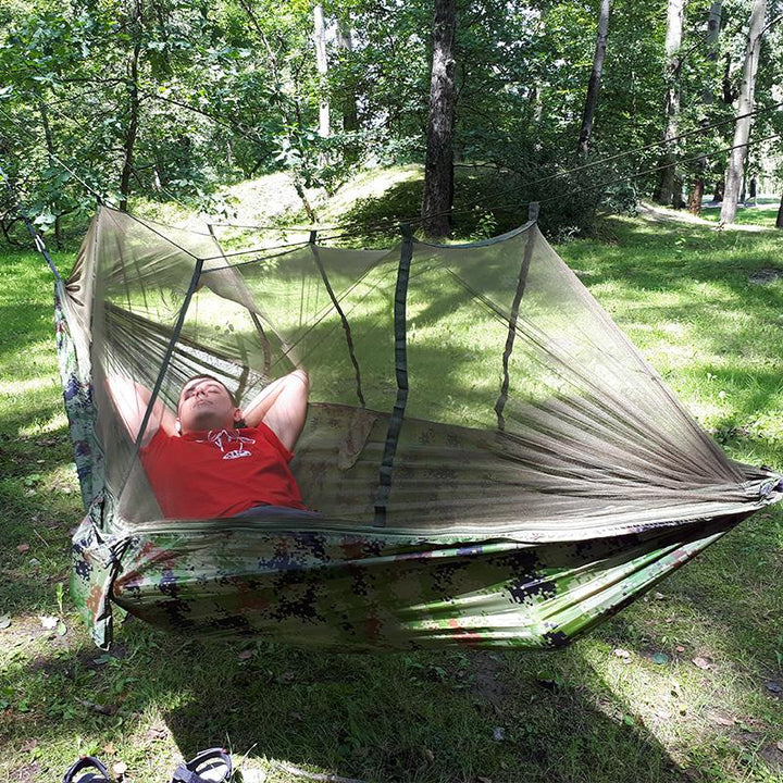 Outdoor-Hängematte für 1-2 Personen, mit integriertem Insektenschutz.