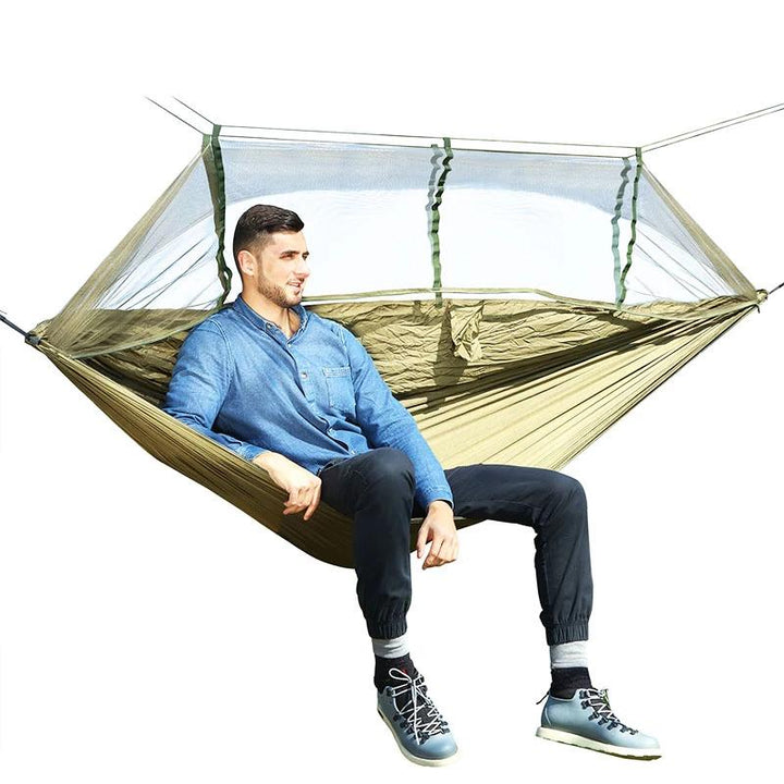 Bequeme Reisehängematte mit Moskitonetz, aus robustem, leichtem Material.