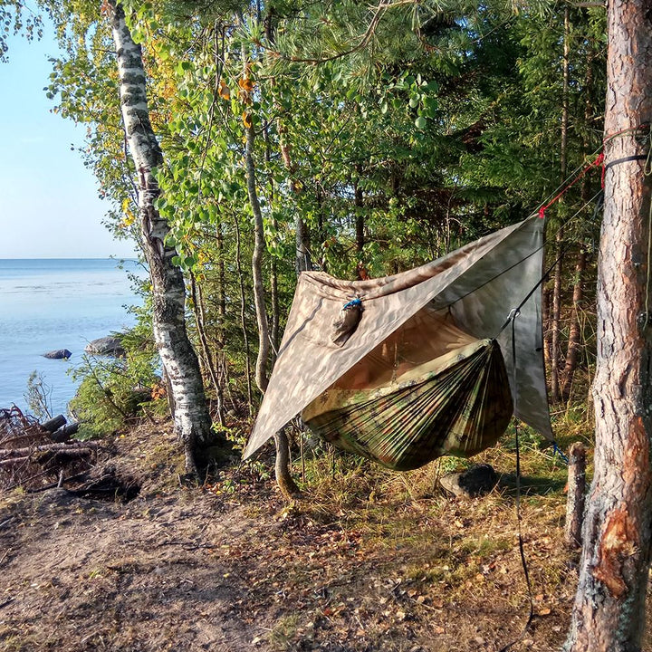 Doppelhängematte aus robustem Fallschirmnylon mit Moskitonetz, Entspannung pur.