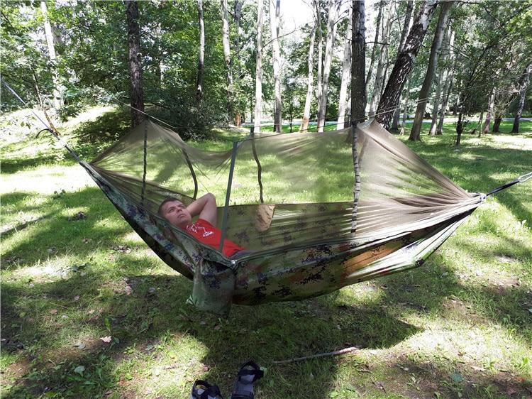 Robuste Nylon-Hängematte für 1-2 Personen, mit Moskitonetz für Outdoor-Komfort.