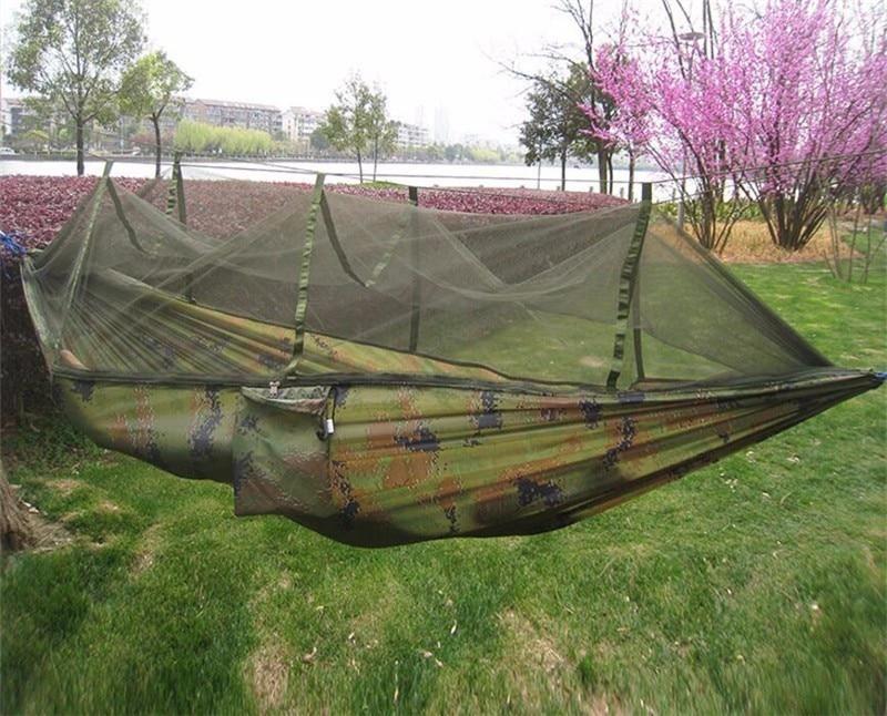 Komfortable Outdoor-Hängematte mit Moskitonetz, aus leichtem Fallschirmstoff.