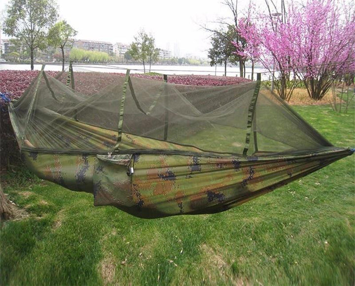 Komfortable Outdoor-Hängematte mit Moskitonetz, aus leichtem Fallschirmstoff.
