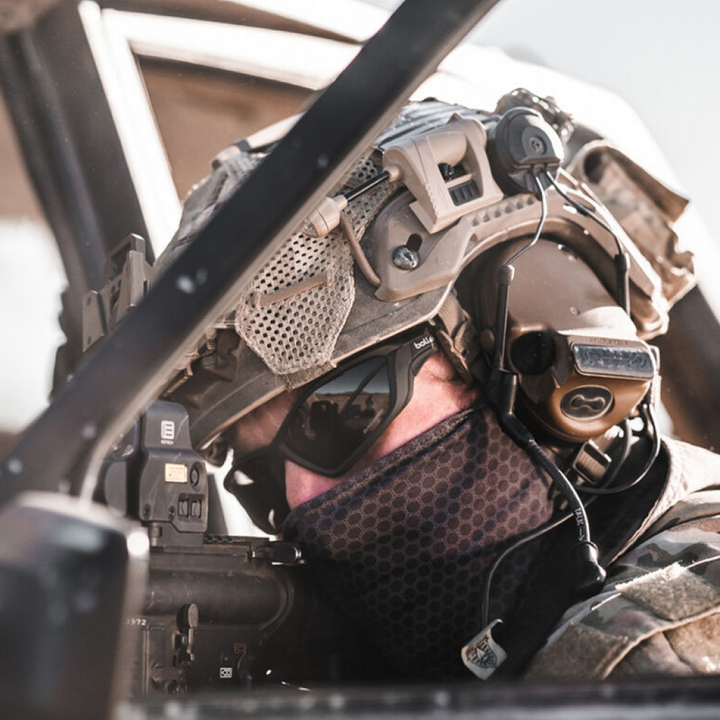 Moderne, robuste Unisex Militärsonnenbrille mit UV 400. Polarisierte Gläser für klare Sicht draußen.