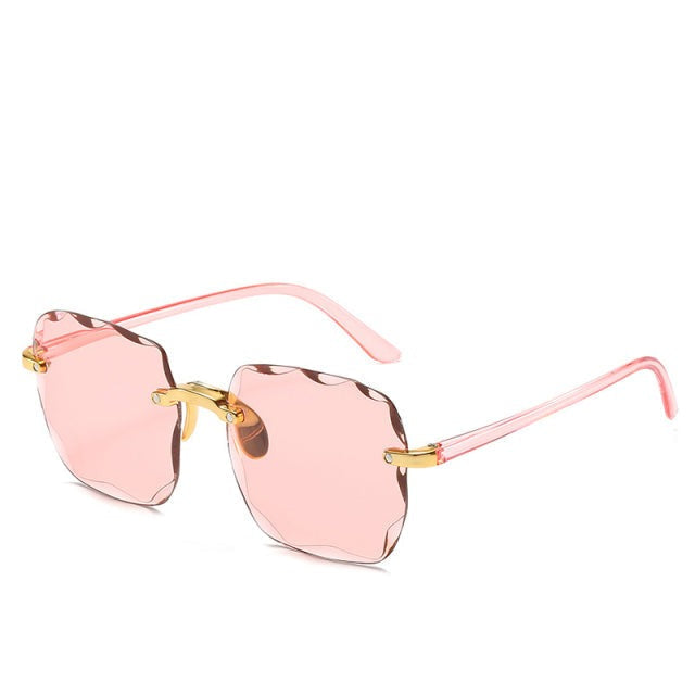 Detailansicht einer stilvollen randlosen Sonnenbrille. Vintage-Design, UV400-Schutz für Damen und Herren.