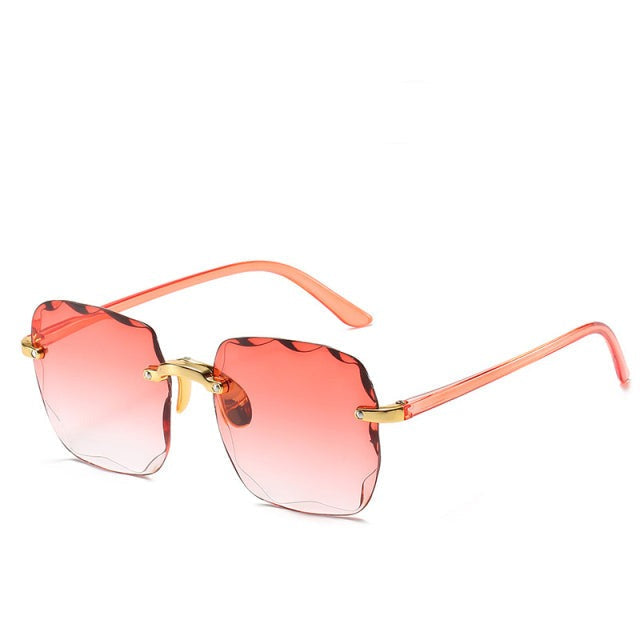 Person trägt trendige randlose Sonnenbrille mit UV400-Schutz. Vintage-Optik, leicht und stilvoll für den Sommer.