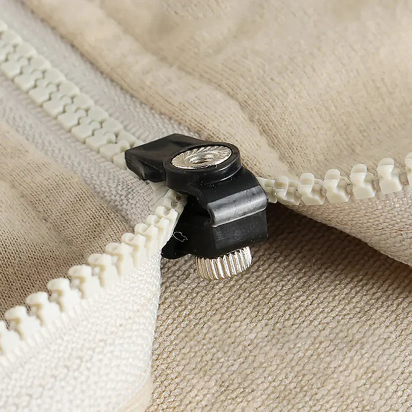 Hand repariert schnell einen kaputten Reißverschluss an einer Jacke mit dem werkzeuglosen Reparatur Kit.