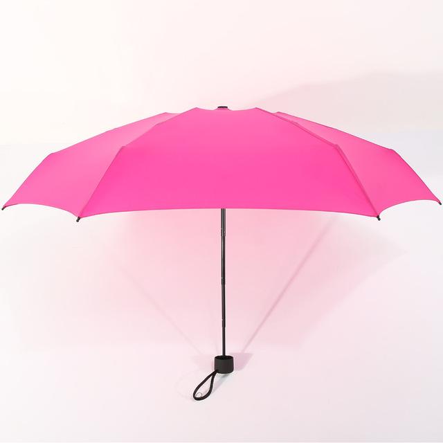 Kompakter Regenschirm, faltbar, mit hohem UV-Schutz, windbeständig, ideal als Reiseaccessoire für alle Geschlechter.