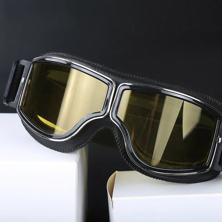 Retro Motorradbrille auf einem Helm, stoßfest, UV-Schutz, passend für Oldtimer & Roller.