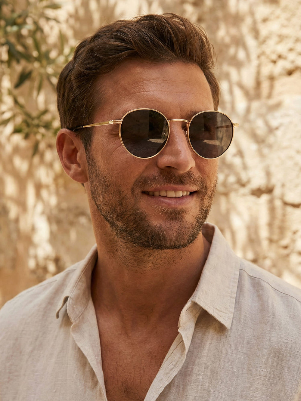 Elegante Unisex Designer Sonnenbrille mit runden Gläsern und robustem Metallrahmen für modernen Freizeit-Look.