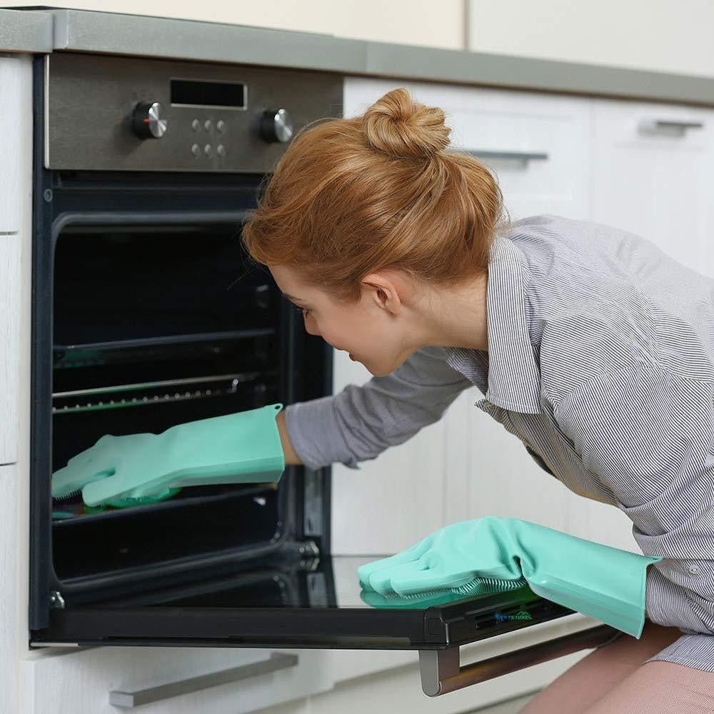 Vielseitiger Küchenhelfer: Silikonhandschuhe mit eingebauten Bürsten für effizientes Spülen von Geschirr.