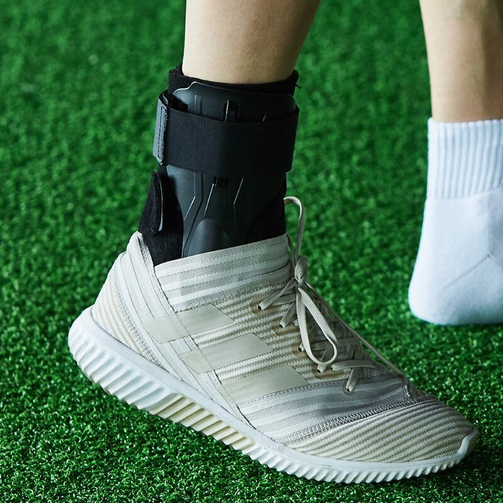 Sport Fußgelenkbandage am Knöchel, demonstriert optimalen Halt & Schutz vor Verstauchungen beim Sport. Activewear.