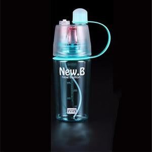 Praktische Wasserflasche mit Sprühfunktion für Sport und Outdoor. Optimale Erfrischung und Hydration beim Fitness.