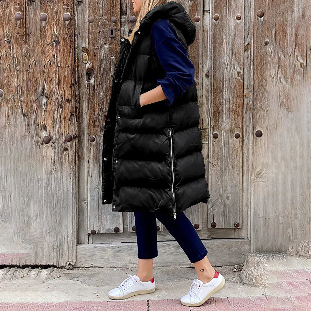 Person trägt bequeme, gesteppte Unisex Weste. Ärmellos & warm für kühlere Tage, Freizeit & Sport.