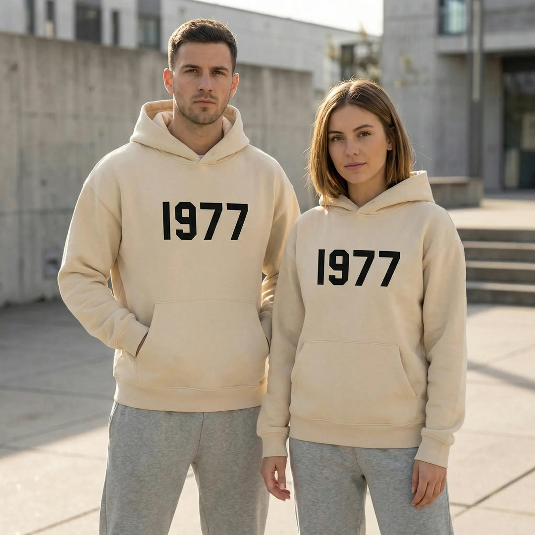 Unisex Streetwear Hoodie mit Raglanärmeln, 1977 Vintage-Print und Kängurutasche.