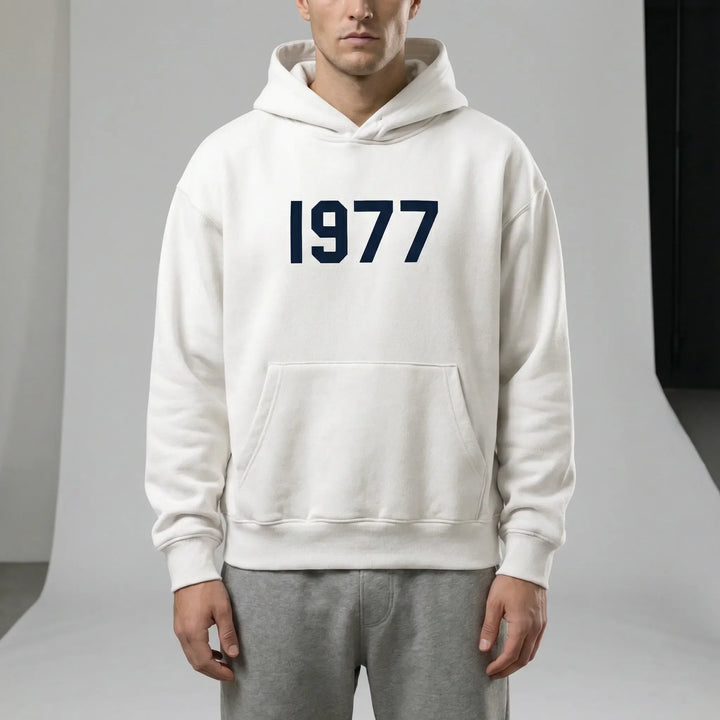 Vintage 1977 Hoodie für Damen und Herren, mit Raglanärmeln und großer Kängurutasche.