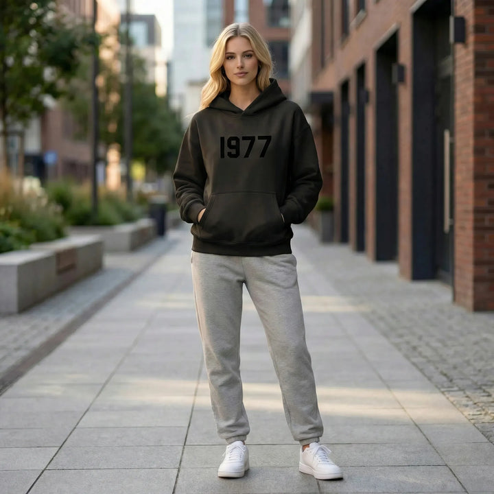 Hochwertiger Unisex Kapuzenpullover mit einzigartigem 1977 Vintage-Print und Raglan-Schnitt.