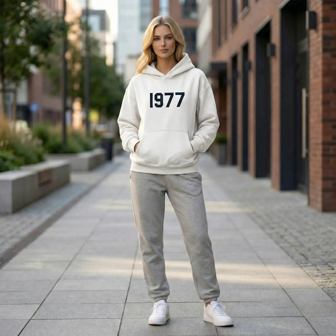 Bequemer Unisex Freizeithoodie, ideal für Winter, mit 1977 Vintage-Print und Raglanärmeln.