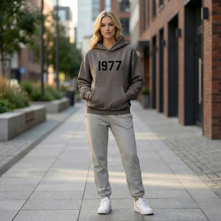 Moderner Streetwear Hoodie unisex mit markantem 1977 Retro-Print und komfortablen Raglanärmeln.
