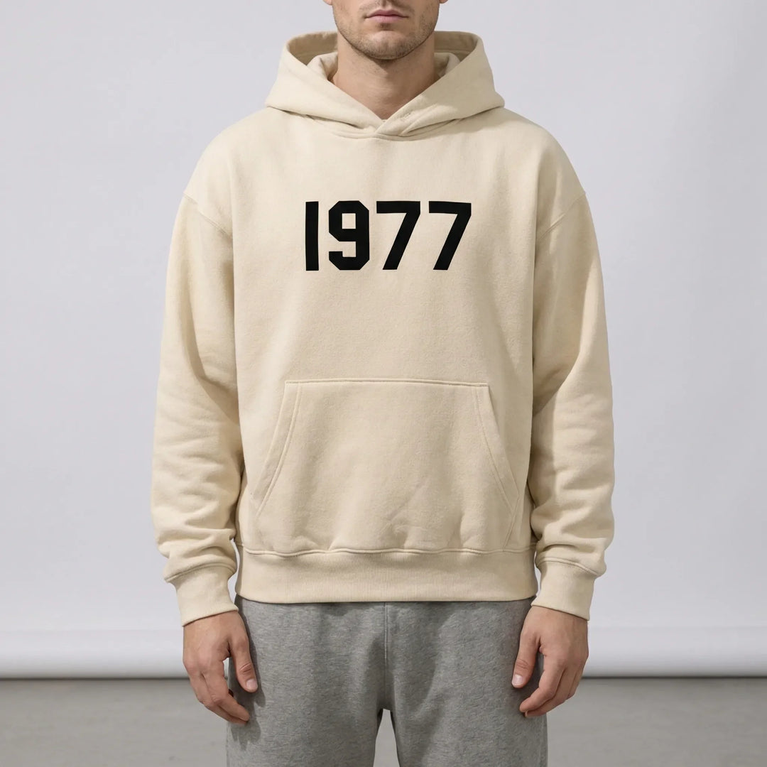 Bequemer Unisex Kapuzenpullover im Retro-Stil mit 1977 Print, ideal für Streetwear.